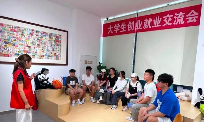 青春携手向前（在沉寂的街角，两个年轻人一起开启了新的人生旅程）