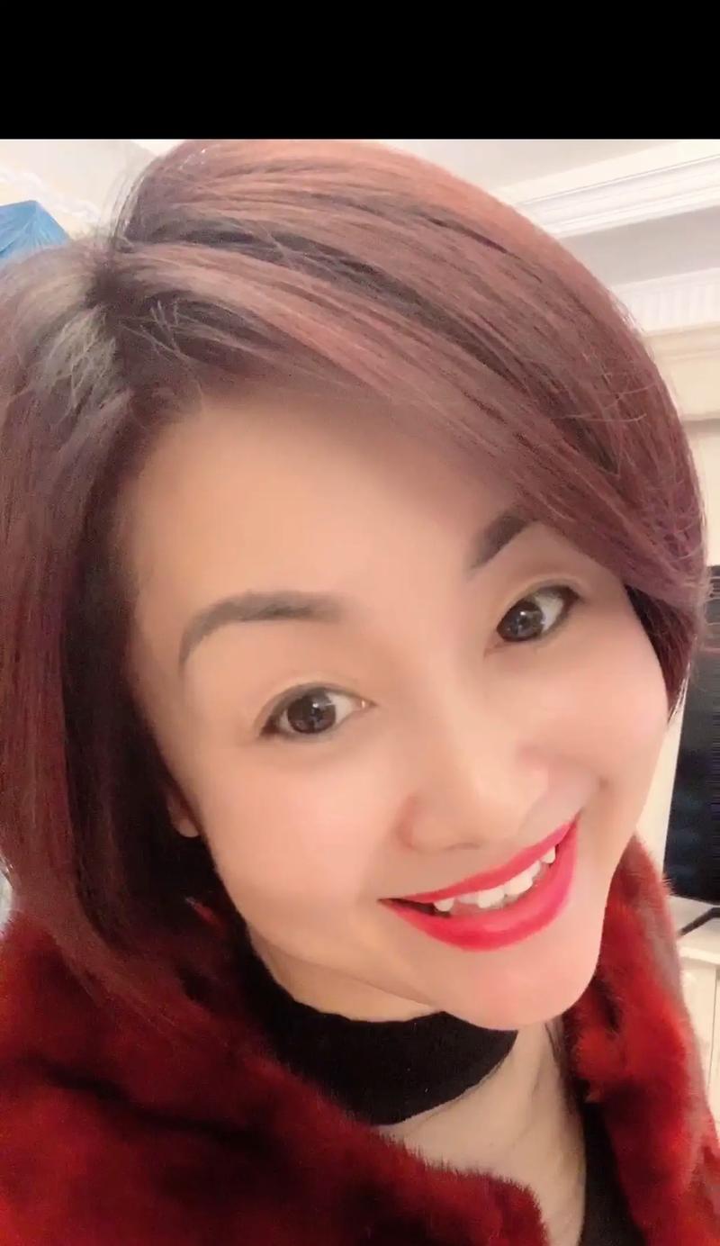 自信微笑（自信的力量，带给你微笑）