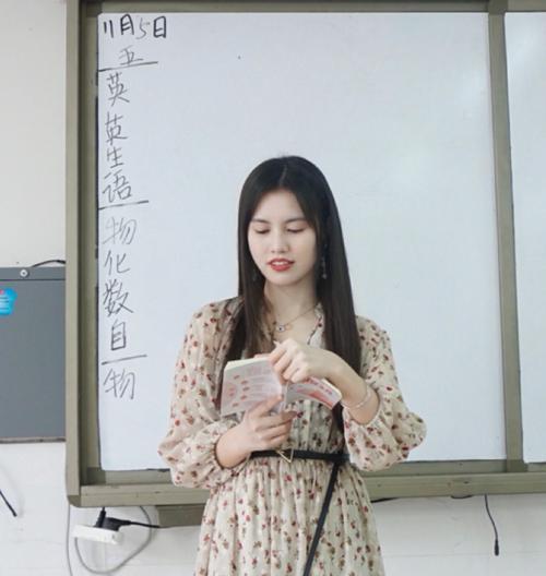温柔的女老师（用笑容温暖每个学生的心）