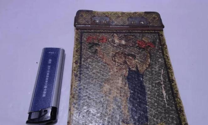 二：经过几次聚会后，小芳和大宝越来越熟悉。他们一起吃饭、逛街、看电影，感情也渐渐加深了。