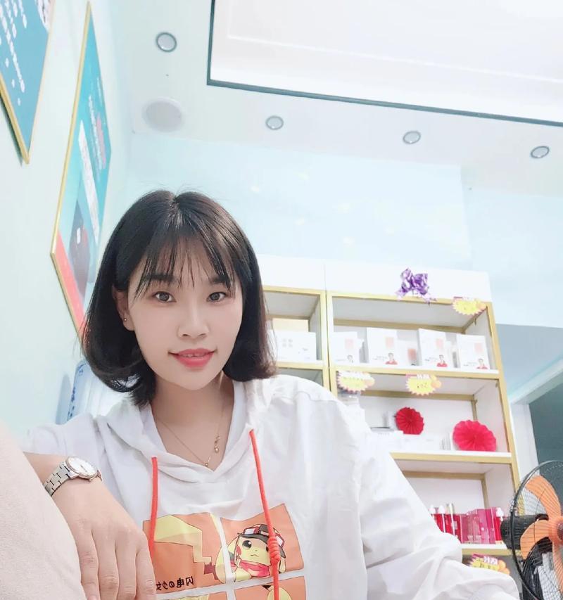 烦恼的夏天——一位少女的成长之路（阳光下的泪水，雨季中的疑惑，少女的成长经历）