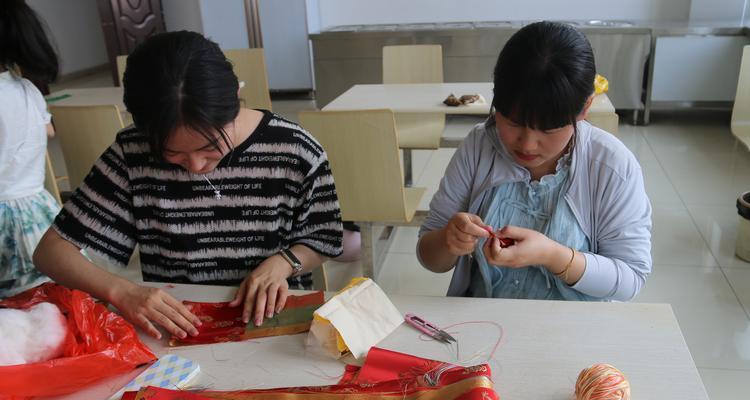 包好馅料后，小慧的母亲把粽叶用开水焯一下，然后放在案板上，一块块地切成适当的大小。