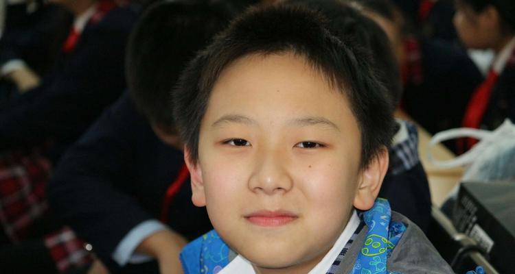 含泪的微笑（坚强的背后）