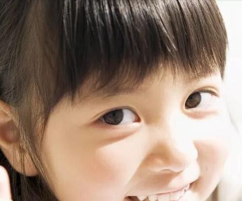 童年岁月，一路追寻自由与梦想（回忆童年，一路寻找纯真的足迹）