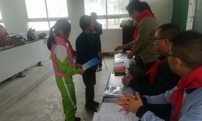 一个在学校受到关怀的学生成长的故事（一个在学校受到关怀的学生成长的故事）