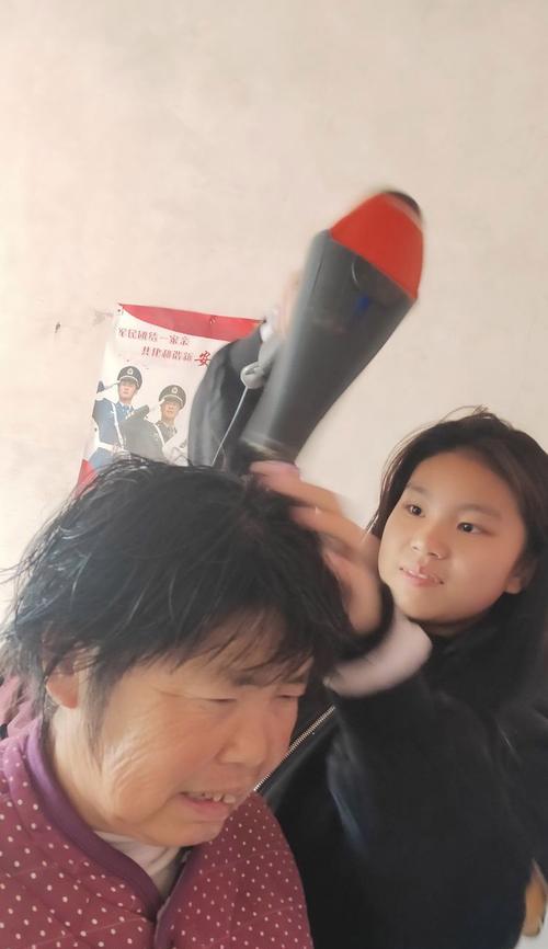 身边的亲情（一位母亲的坚强和儿子的励志故事）
