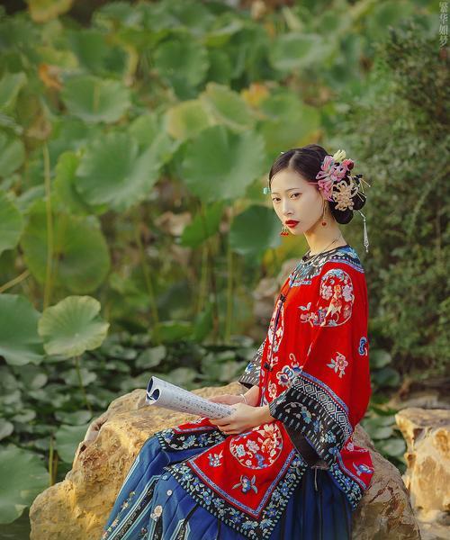 从繁华中走出的幸福（繁华之中，你我相遇）